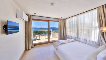 Blackout drapes, soundproofing, iron/ironing board, free WiFi