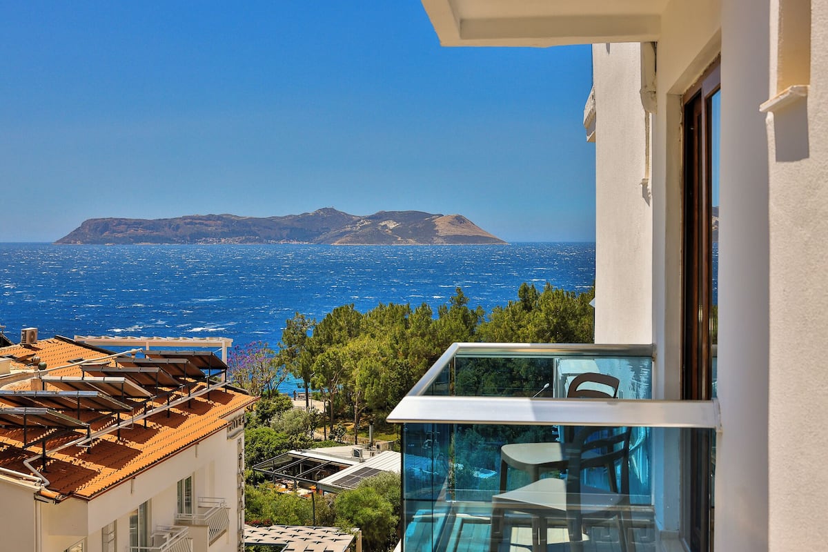 Iki Kisilik Yandan Deniz Manzarali, Balkonlu Oda | Blackout drapes, soundproofing, iron/ironing board, free WiFi