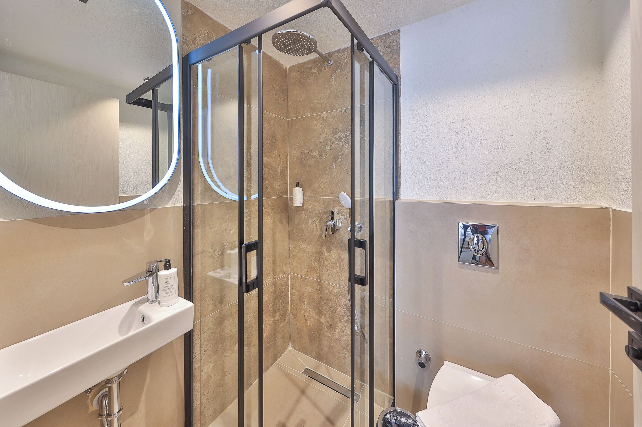 Iki Kisilik Kara Manzarali Balkonlu Oda | Blackout drapes, soundproofing, iron/ironing board, free WiFi