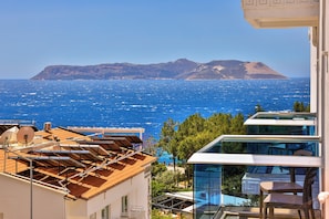 Uc Kisilik Yandan Deniz Manzarali, Balkonlu Oda | Blackout drapes, soundproofing, iron/ironing board, free WiFi