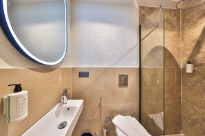 Shower, pengering rambut, sandal, dan handuk