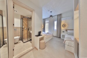 Uc Kisilik Kara Manzarali Balkonlu Oda | Blackout drapes, soundproofing, iron/ironing board, free WiFi - yazz inn (kas)