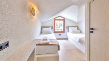 Chambre Quadruple Familiale | Rideaux occultants, chambres insonorisées, fer et planche à repasser