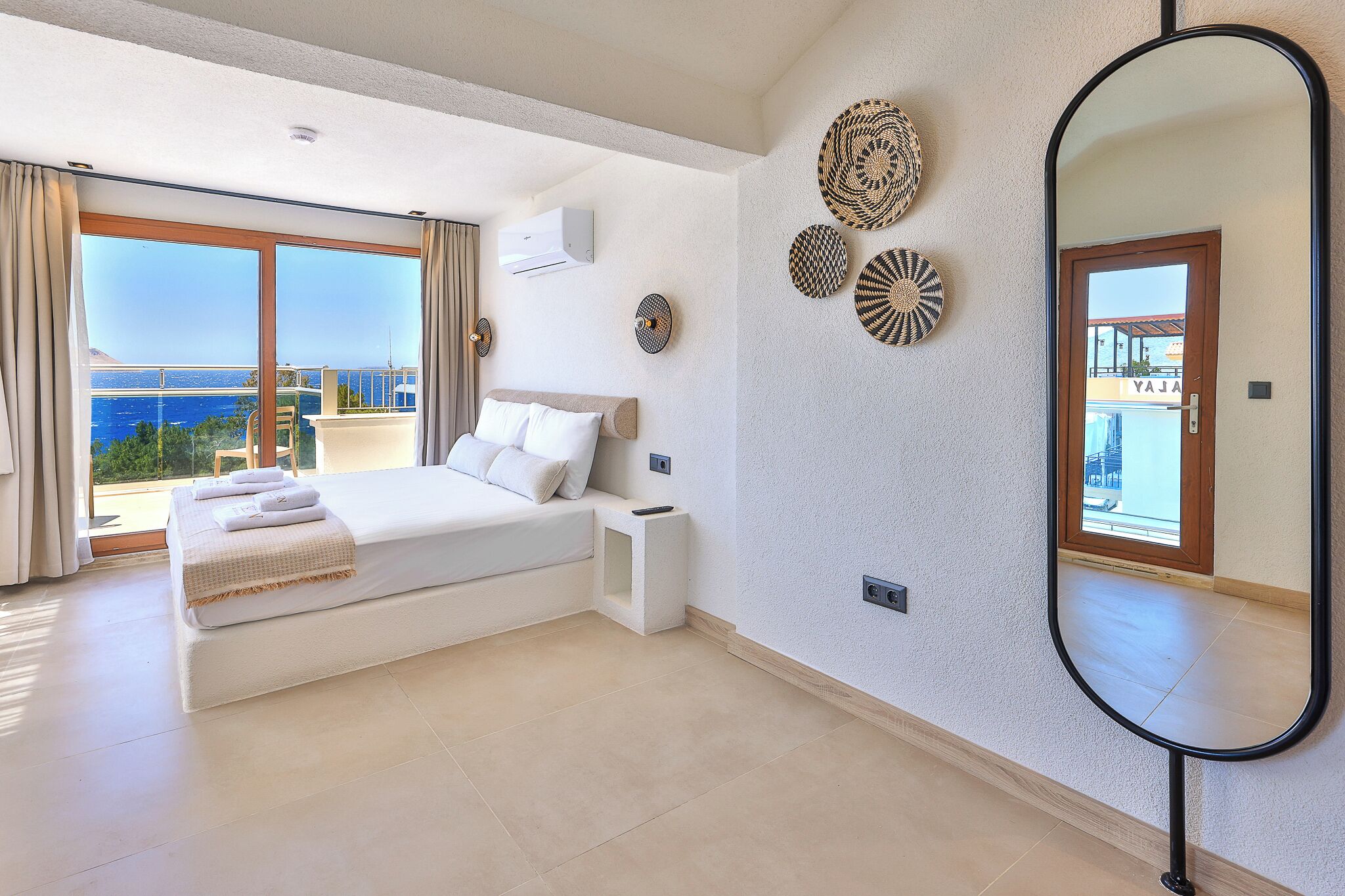Deluxe Cift Kisilik Deniz Manzarali, Balkonlu Oda | Minibar, blackout drapes, soundproofing, iron/ironing board