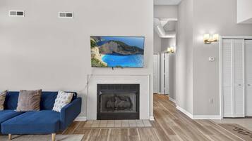 Fernseher, Kamin, Arbeitsbereiche