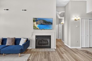 Fernseher, Kamin, Arbeitsbereiche