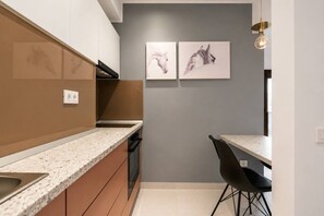 Kühlschrank, Ofen, Herdplatte, Wasserkocher mit Kaffee-/Teezubehör