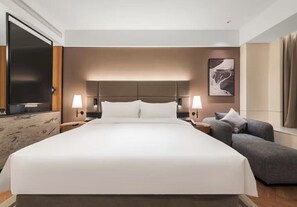 Kamar Single Superior, 1 Tempat Tidur Queen, pemandangan danau | Meja kerja, ruang kerja ramah laptop, dan tirai kedap cahaya