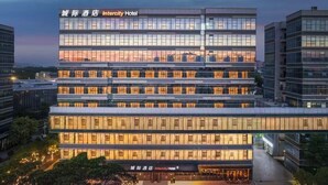 A multi-story hotel with a modern design, featuring a prominent entrance and signage. - Songshan Lake Intercity Hotel (Dongguan)