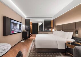 Cubrecamas, minibar con artículos gratuitos y decoración personalizada