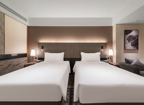 Habitación básica con 2 camas individuales | Edredón, artículos del minibar gratis y decoración personalizada 