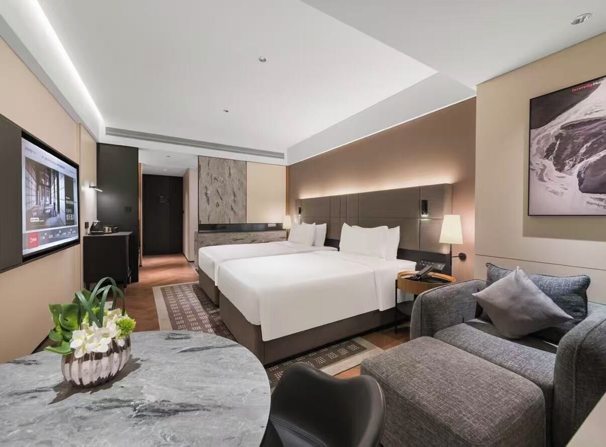 Chambre avec lits jumeaux | Couette en duvet d'oie, articles gratuits dans le mini-bar