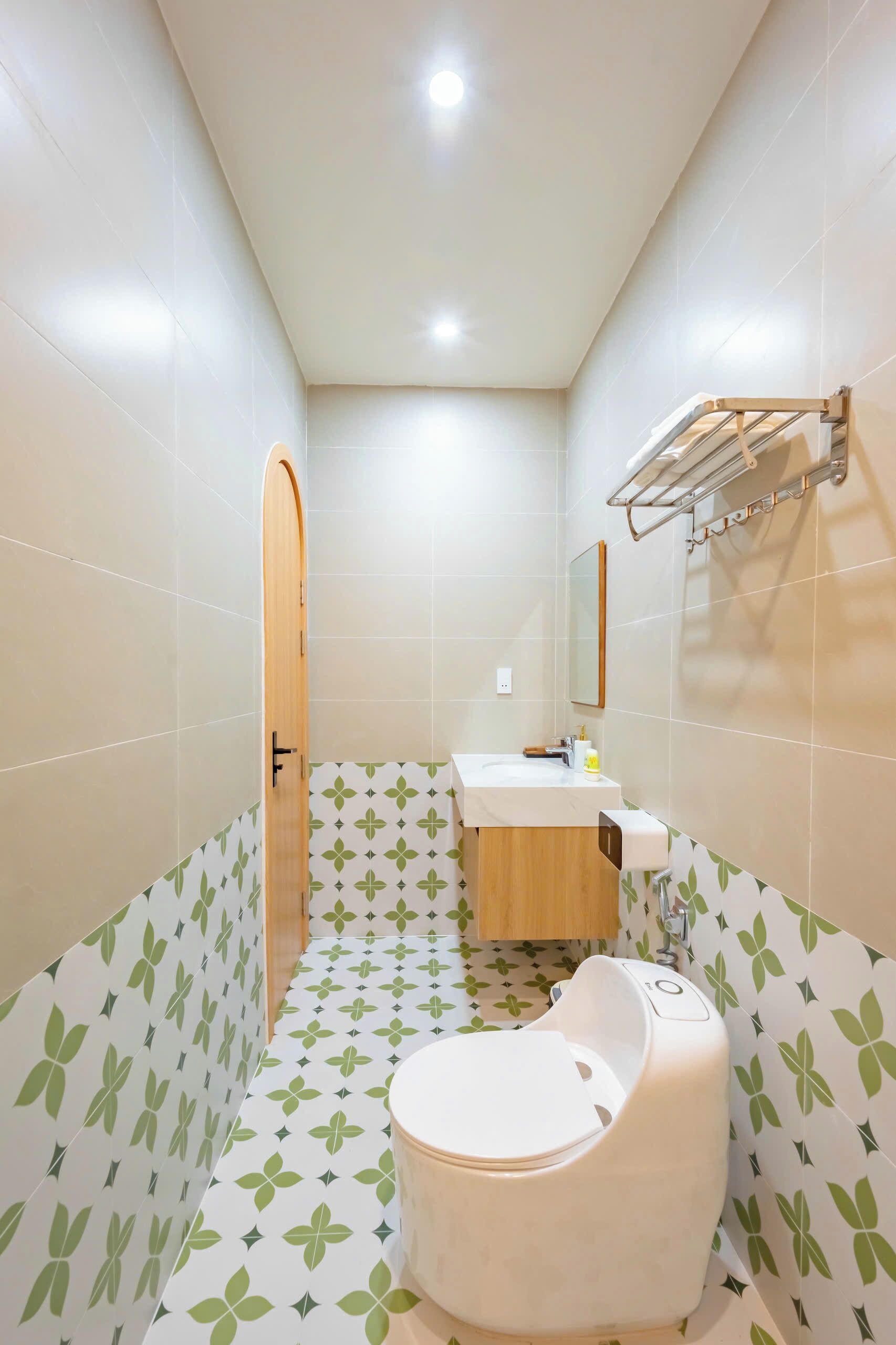 Un baño con inodoro, lavabo y espejo.