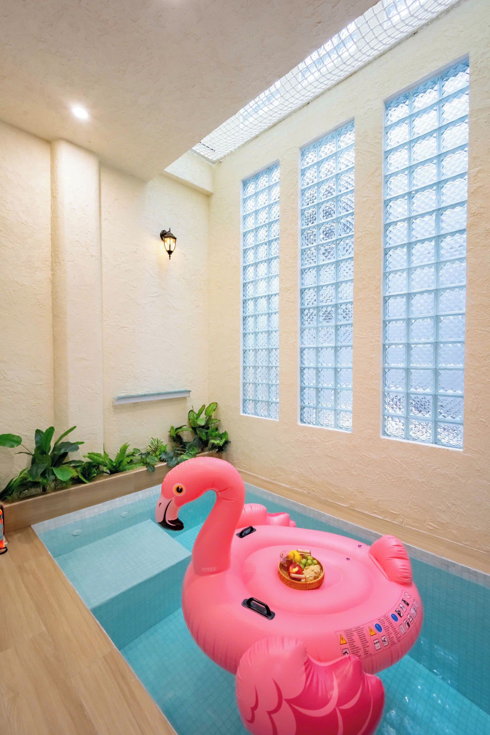 Kolam renang indoor