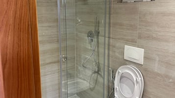 Habitación clásica, vistas a la piscina | Baño | Artículos de higiene personal gratuitos, secador de pelo y toallas
