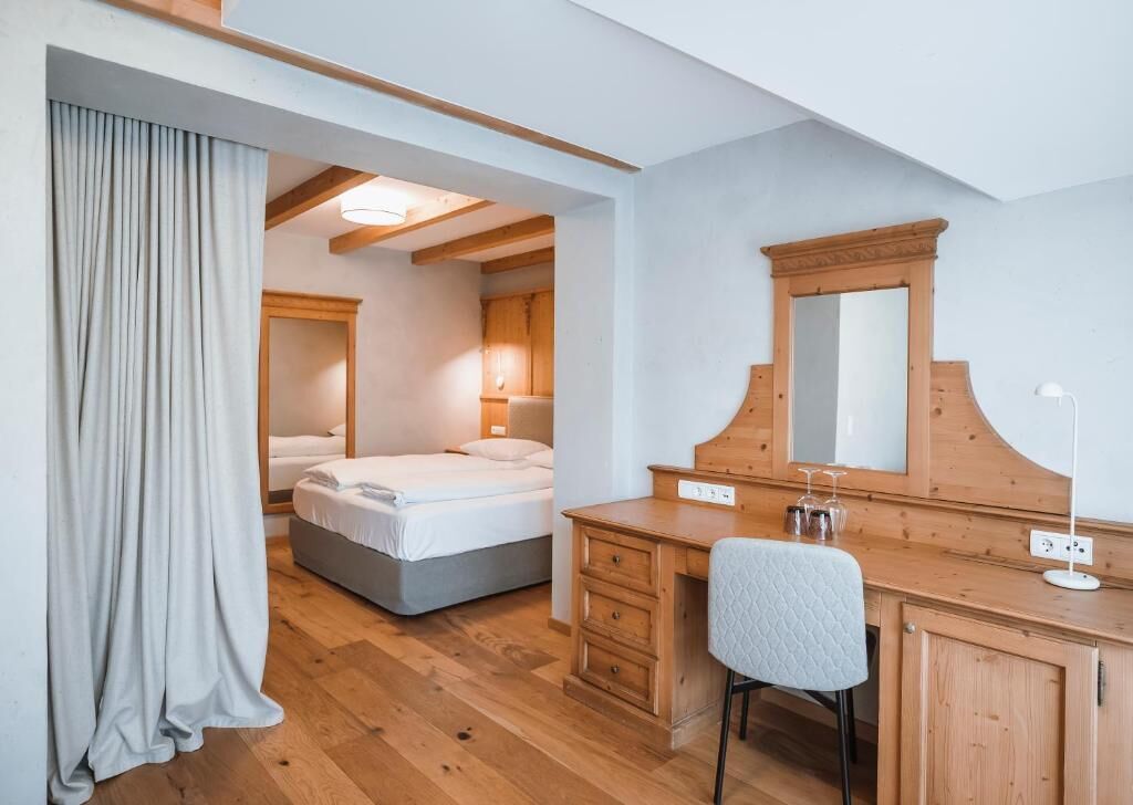Suite Junior, balcone, vista montagna | Una cassaforte in camera, Wi-Fi gratuito