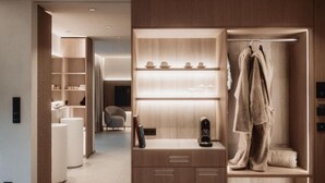 Une salle de bain moderne avec un meuble-lavabo, des étagères et un porte-peignoir.