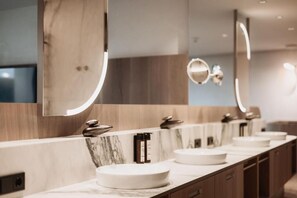 Suite, balcone, vista montagna | Bagno | Pantofole