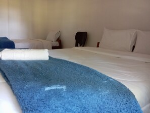 Quadruple Room | Desk, laptop workspace - blue Waxbill Lodge  (Eastern Province)
