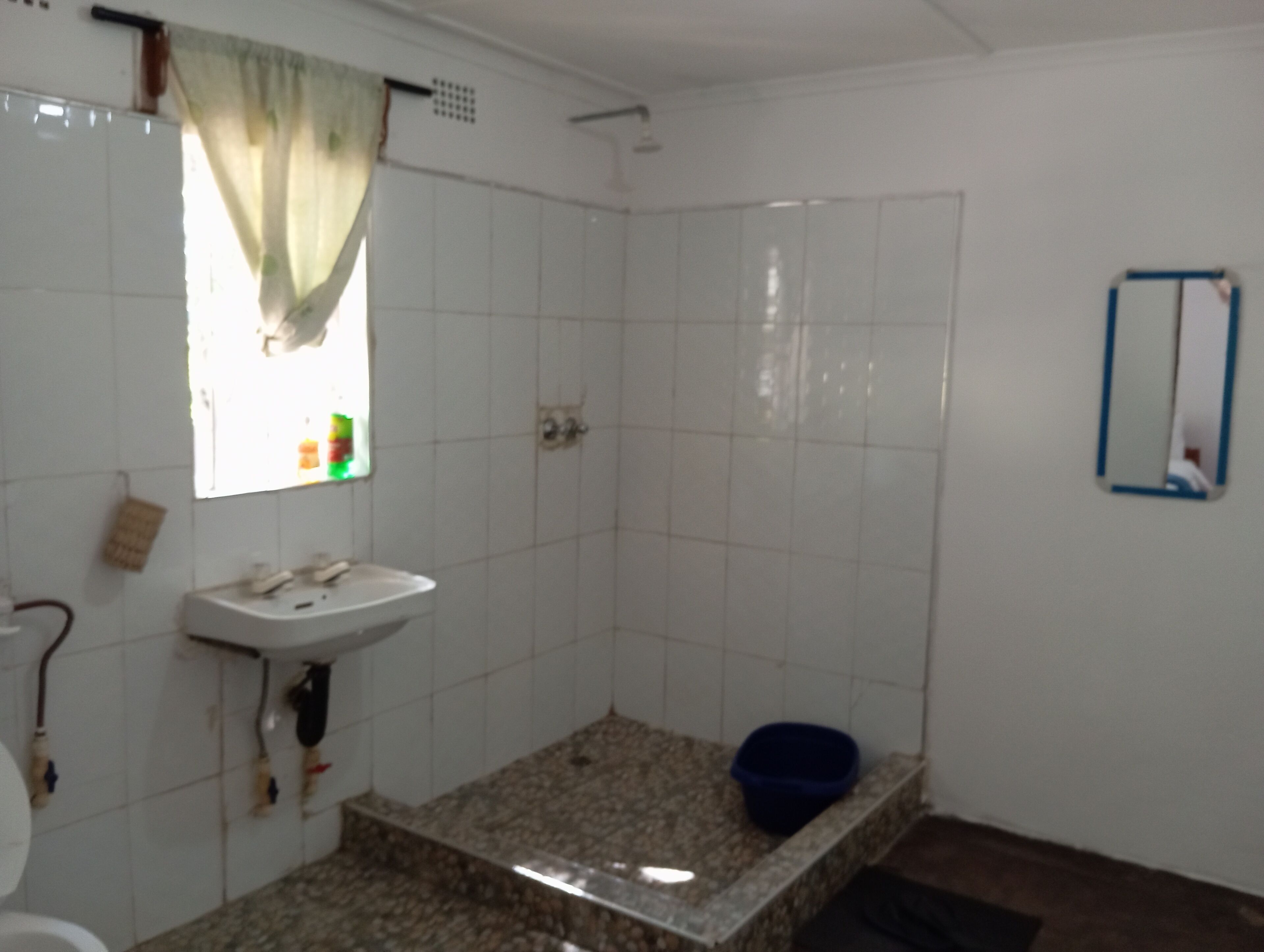 Shower, free toiletries, towels