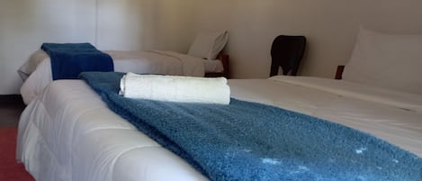 Habitación cuádruple | Escritorio y espacio para trabajar con laptop
