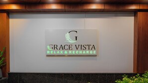 Una pared con un logotipo y texto que dice 'GRACE VISTA' y 'RELAX & RECHARGE'.