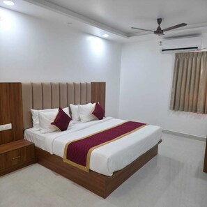 Desk, laptop workspace, free WiFi - Hotel Grace Vista  (chennai)