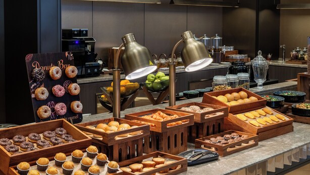 Ein Buffet mit verschiedenen Backwaren und Gebäck.