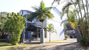 House, 5 Bedrooms, Balcony | Exterior