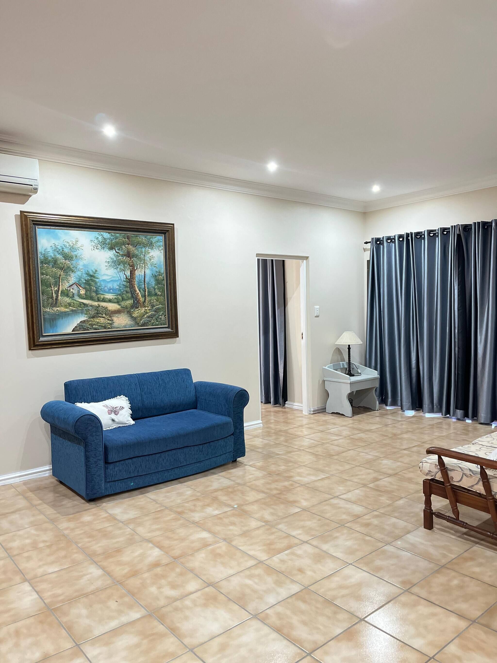 House, 5 Bedrooms, Balcony | Living area