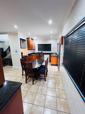 Rumah, 5 kamar tidur, balkon | Tempat makan