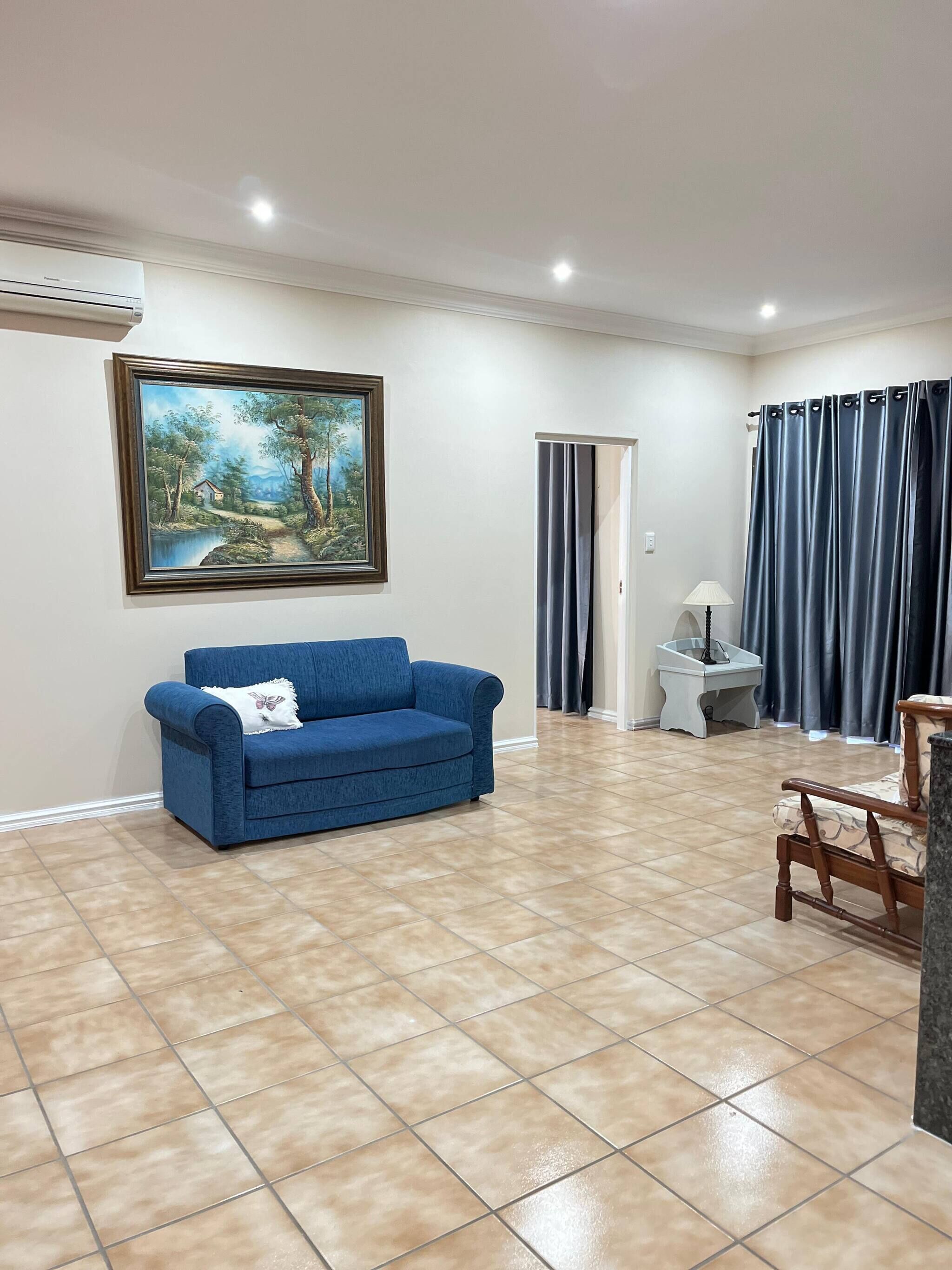 House, 5 Bedrooms, Balcony | Living area