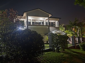 House, 5 Bedrooms, Balcony | Exterior