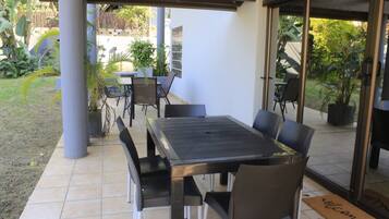 House, 5 Bedrooms, Balcony | Outdoor dining