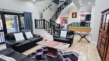 House, 5 Bedrooms, Balcony | Living room