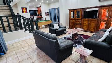 House, 5 Bedrooms, Balcony | Interior