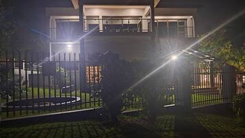 House, 5 Bedrooms, Balcony | Property grounds