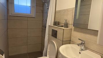 Dusche, Haartrockner, Handtücher, Toilettenpapier