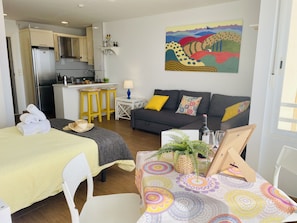 Un espacio habitable moderno con cocina, comedor y sofá.
