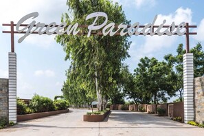 Una entrada con puerta y letrero que dice 'Green Paradise'.