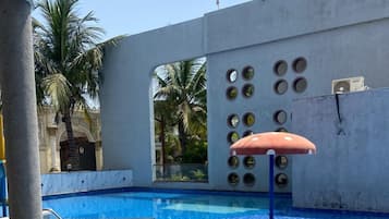 Una piscina al aire libre