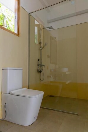 Phòng đôi, sân hiên, quang cảnh vườn | Phòng tắm