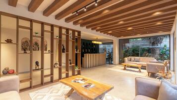 Un interior moderno con techo de madera, una recepción, un sofá y una mesa de centro.