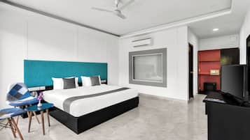 Superior Room, Balcony | In-room safe, desk, laptop workspace, iron/ironing board