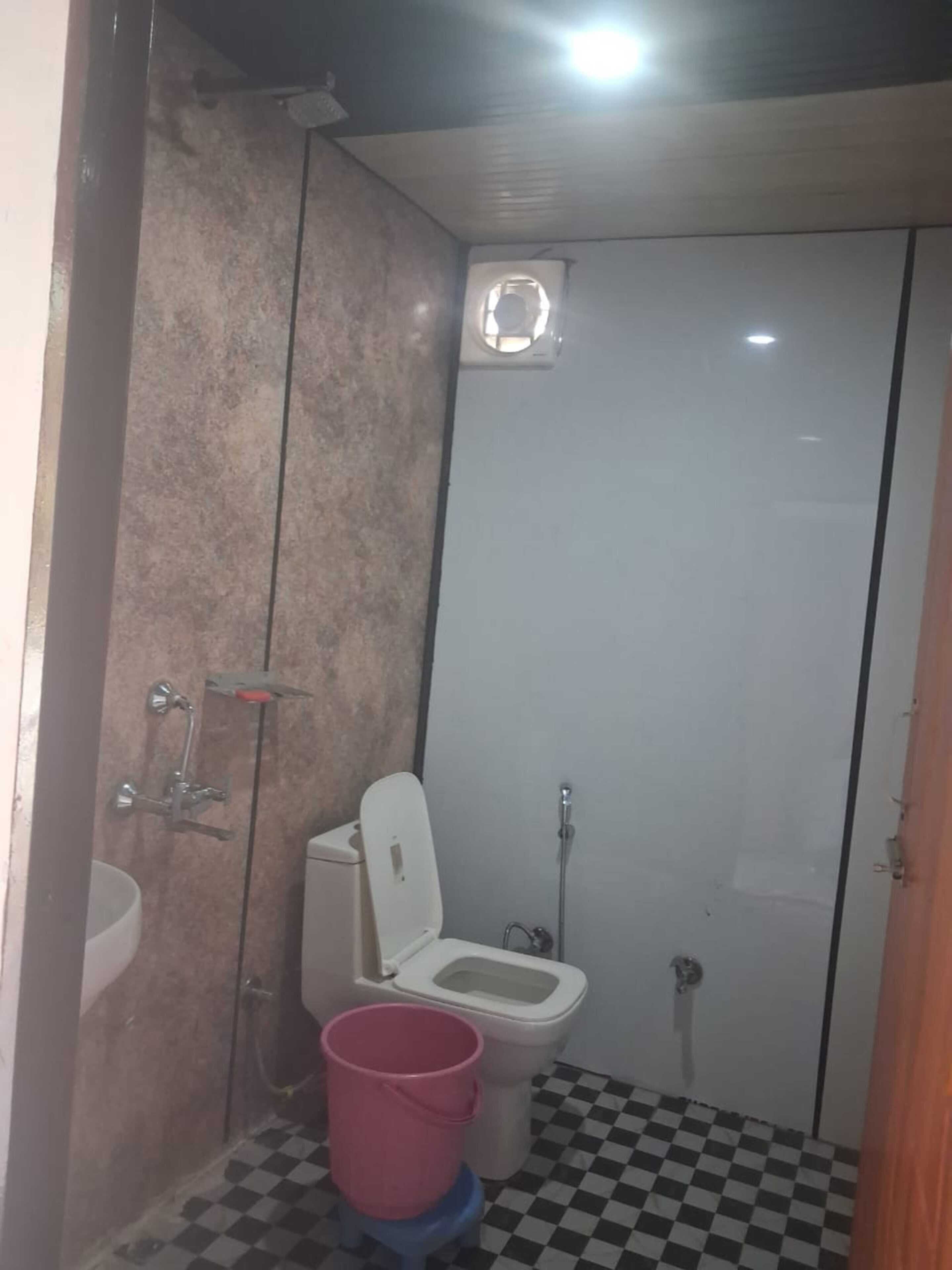 Chambre triple | Salle de bain | Douche, articles de toilette (gratuits), savon, shampooing