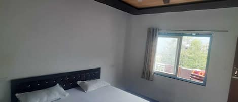 Double Room | Rollaway beds, bed sheets