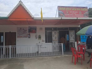 Outdoor dining - Aarohi Tourist Lodge And Restaurant (Ukhimath)