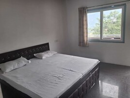 Double Room | Rollaway beds, bed sheets