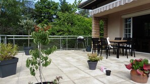 Outdoor dining - Vrbo Property (Charbonnières-les-Bains)