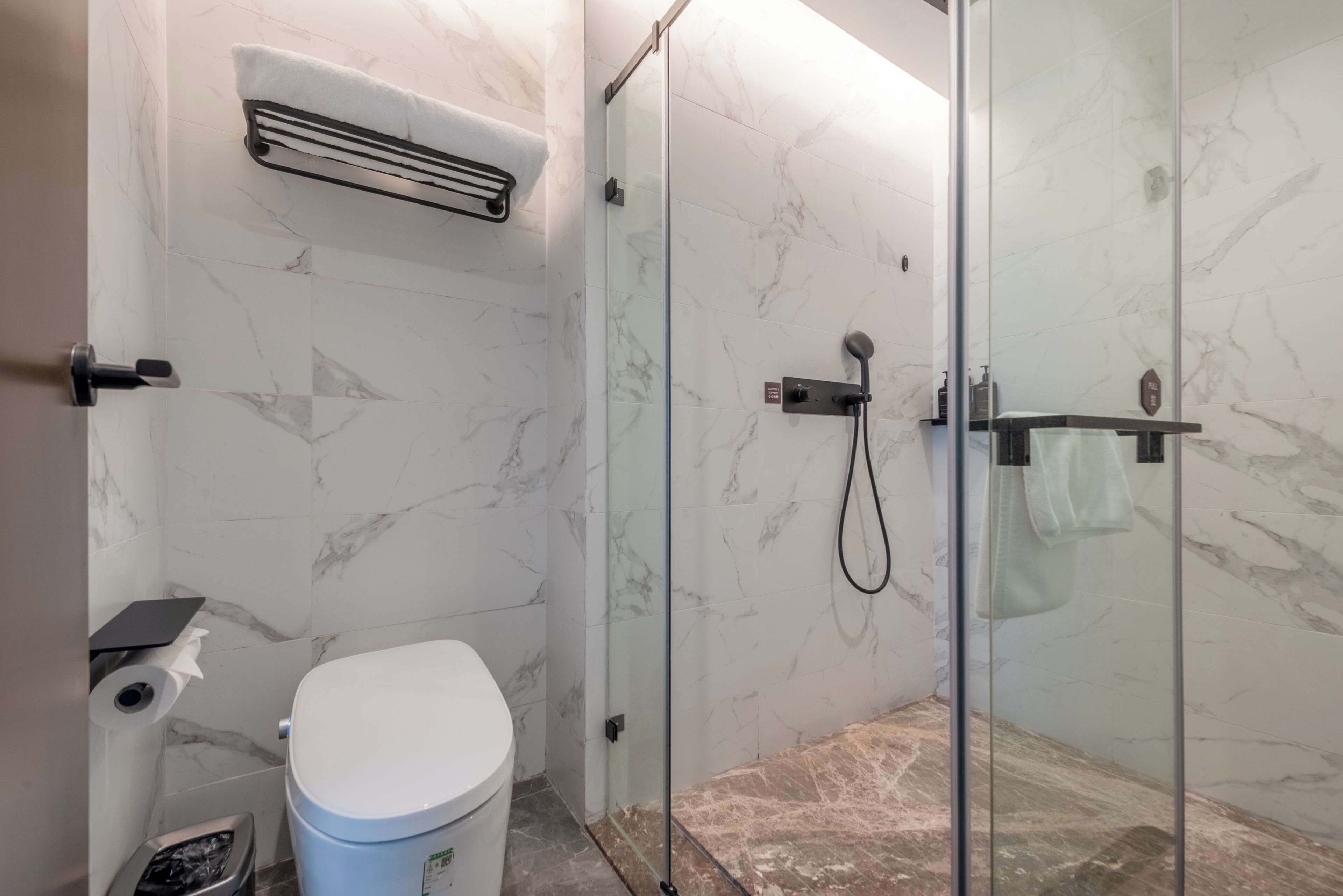 Ducha, cabezal de ducha tipo lluvia, artículos de tocador gratuitos